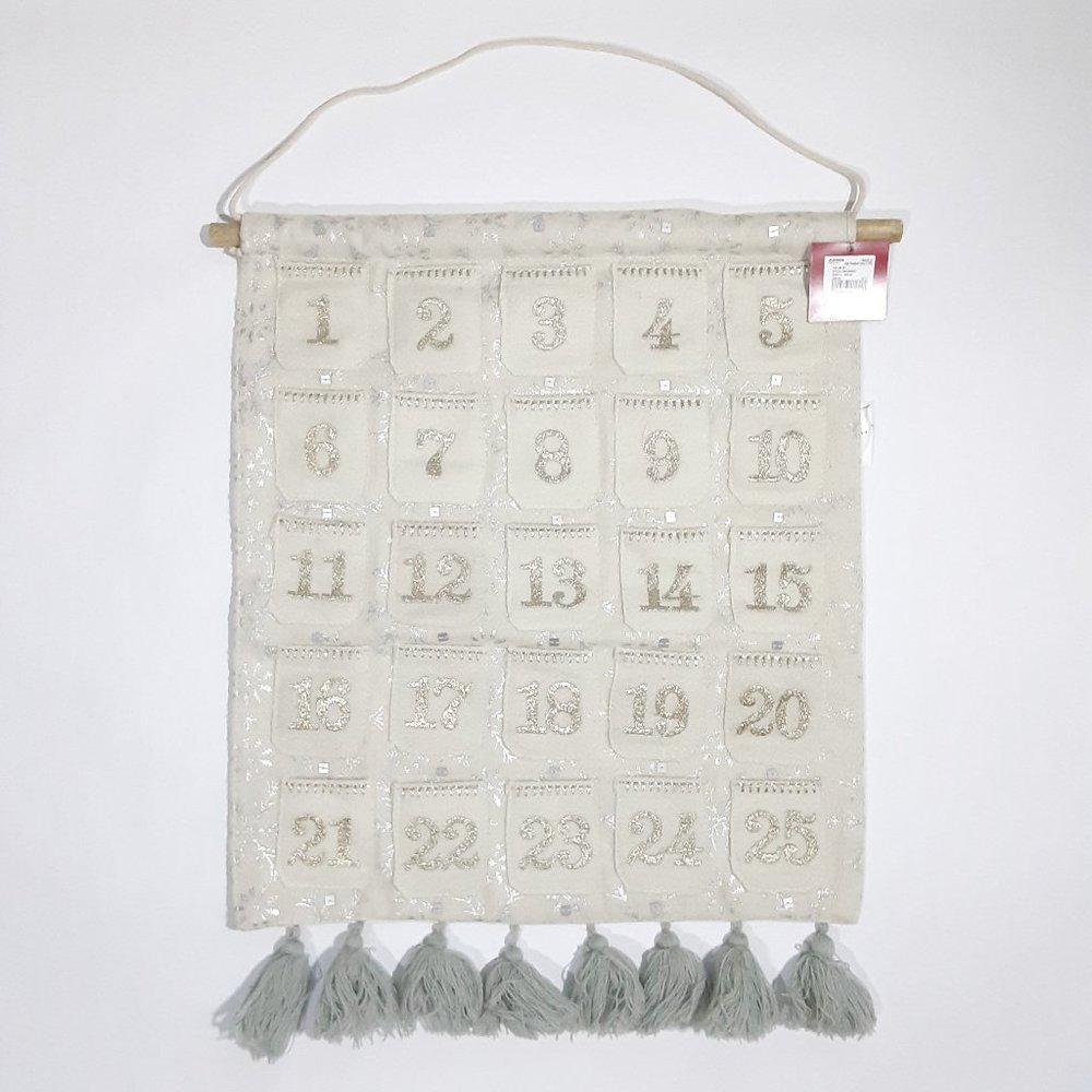 ST. NICHOLAS SQUARE CHRISTMAS ADVENT CALENDER CREAM/ SILVER WITH TASSELS! BNWT